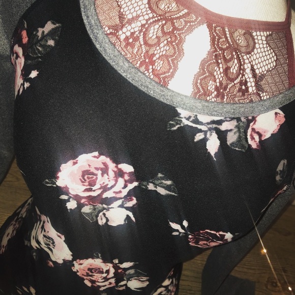 Floral top with solid sleeves NEW - Picture 3 of 3